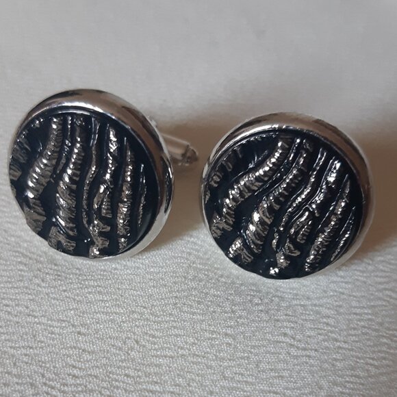 Vintage Cuff Links Round Silvertone With Black Background, Raised Silver Detail - Picture 1 of 7
